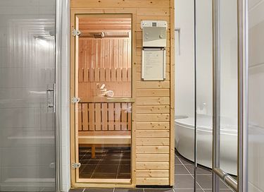 Waterfront holiday home with private sauna - 12