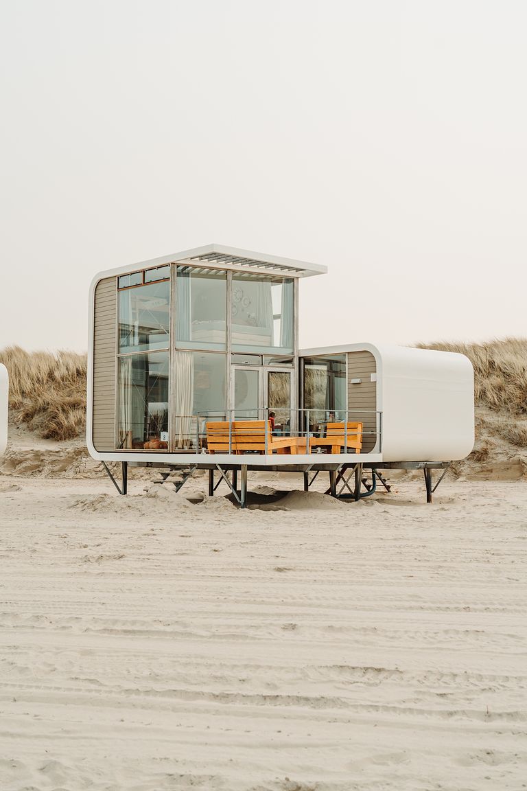 Modern strandhuis op het strand in Zeeland - 1