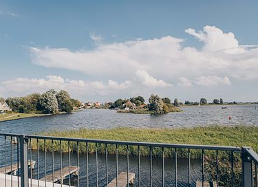 Rietgedekte villa met uitzicht over het meer - 33