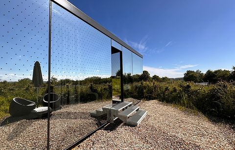 Romantic overnight stay in a mirror house - 4