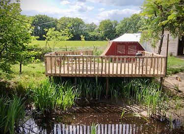 Glampingtent met terras boven het water