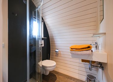 Uniek slapen in een tiny house aan het water - 6