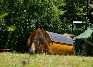 Cabane de randonneur dans une zone boisée