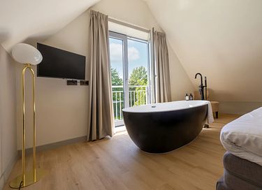 Romantic suite next to a golf course - 8