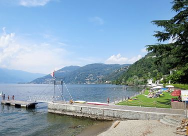 Groot vakantiehuis met uitzicht op een meer - 16