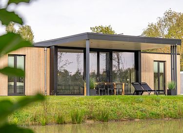 Lodge spacieux dans un joli parc au bord de l'eau