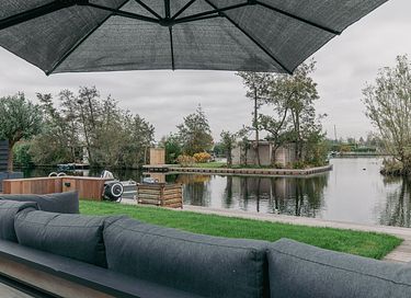 Tiny House by the water with private jacuzzi - 8