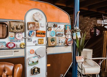 Tweepersoons retro caravan op indoorcamping  - 2