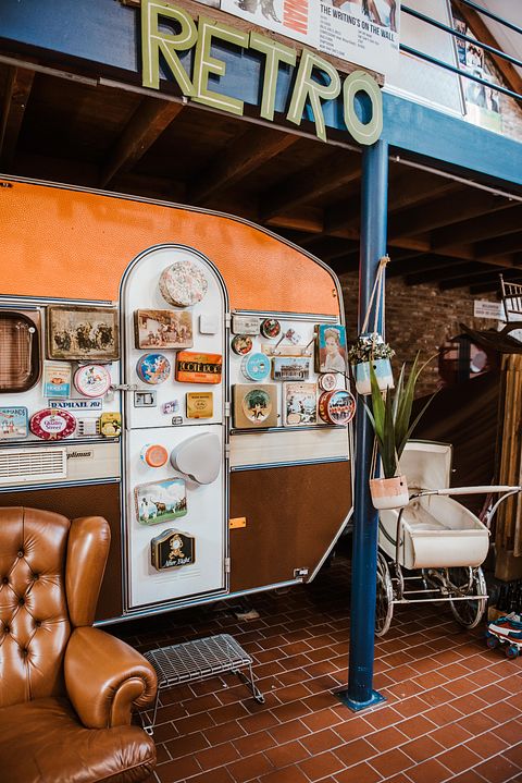 Tweepersoons retro caravan op indoorcamping  - 2