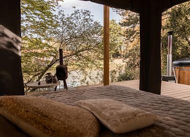 Luxuriöse Glampingzelt mit Badefass am Wasser - 3