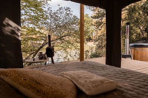 Luxuriöse Glampingzelt mit Badefass am Wasser - 3