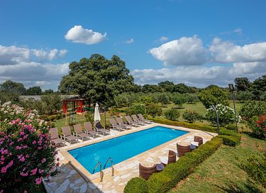 Large villa with private pool and spacious garden - 3