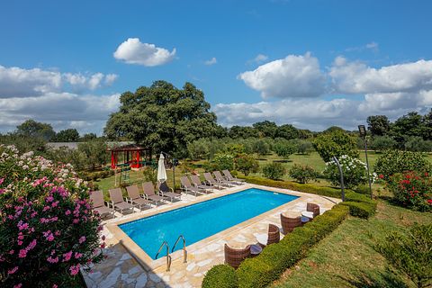 Large villa with private pool and spacious garden - 3