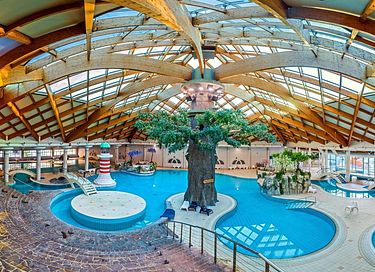 Tente safari sur un camping avec de nombreuses piscines - 22