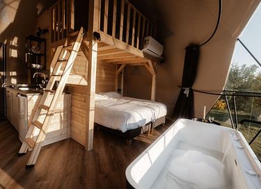 Glamping tent with unique bathtub - 3