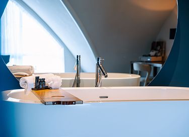 Luxury hotel room with bathtub on Texel - 6