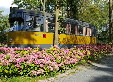Met het hele gezin slapen in een tram