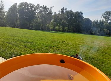 Sleeping in a vintage camper with hot tub - 3