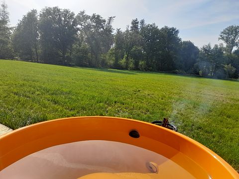 Sleeping in a vintage camper with hot tub - 3