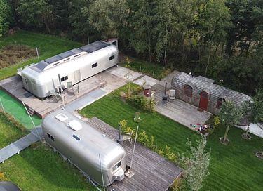 Slapen in de 'All You Need Is Love caravan' - 26