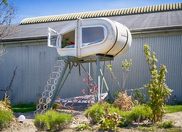 Slapen op hoogte in een design object - 1