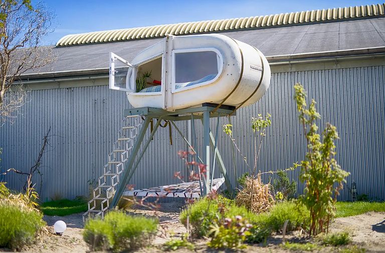 Slapen op hoogte in een design object - 1
