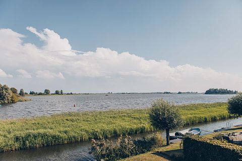 Rietgedekte villa met uitzicht over het meer - 4