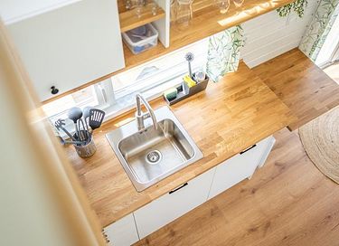 Kleurrijk tinyhouse met safari-slaaptent - 11
