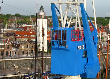 Spending the night in a rotating dock crane - 1