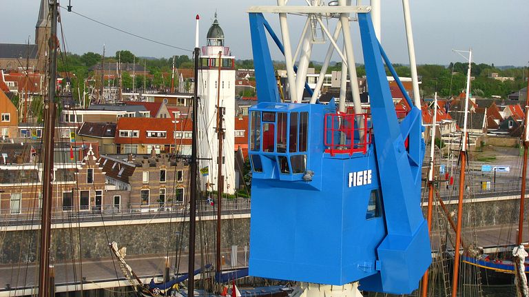 Spending the night in a rotating dock crane - 1