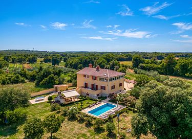 Large villa with private pool and spacious garden - 25