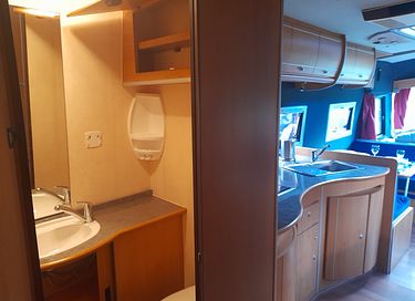Sleeping in a vintage camper with hot tub - 15