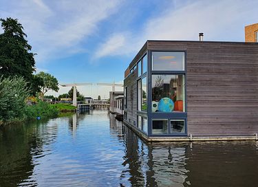 Modern design houseboat in quiet area - 3