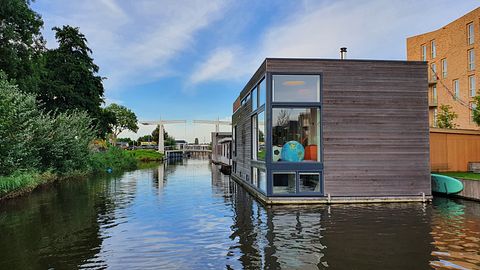 Modern design houseboat in quiet area - 3