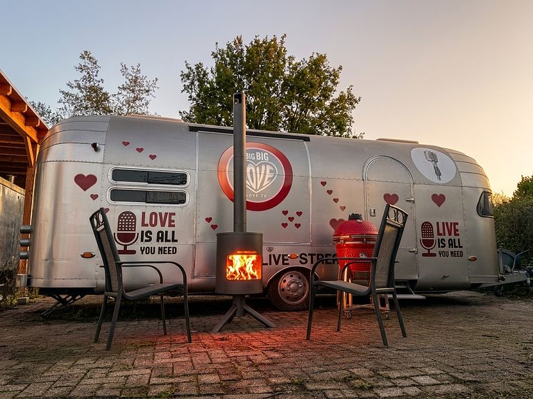 Slapen in de 'All You Need Is Love caravan' - 1
