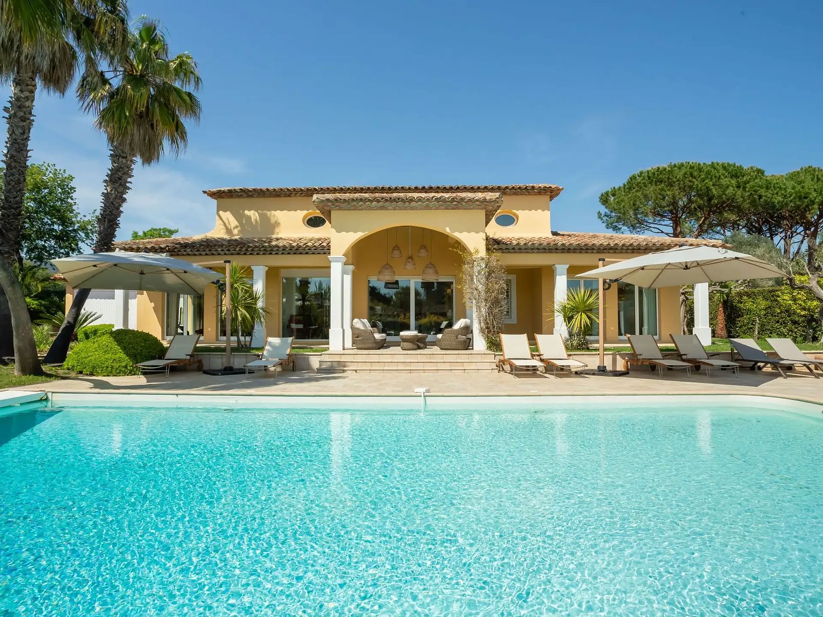 The 10 most beautiful vacation homes with pool in southern France