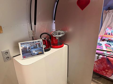 Slapen in de 'All You Need Is Love caravan' - 4