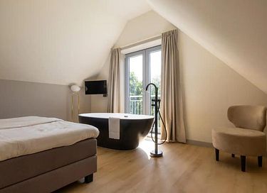 Romantic suite next to a golf course - 9