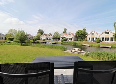 Detached waterfront bungalow - 3