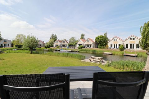 Detached waterfront bungalow - 3