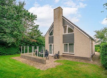Holiday home with sauna and garden on Texel
