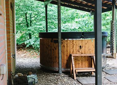 Spacious group accommodation with hot tub - 2