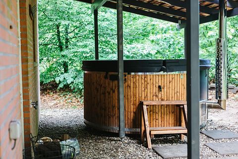 Spacious group accommodation with hot tub - 2