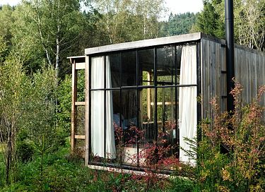 Geräumiges Waldhaus mit überdachter Terrasse