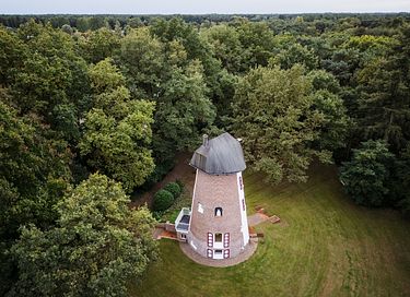 Historische molen (4p) in groene omgeving - 2