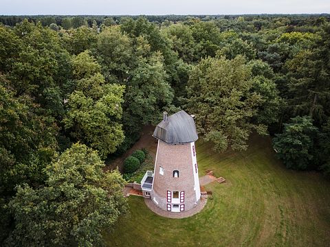 Historische molen (4p) in groene omgeving - 2
