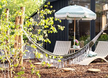 Lodge de luxe avec bain à remous et vue sur la forêt