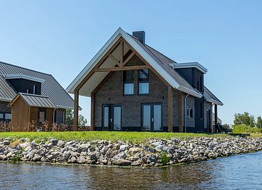 Villa (10p) with waterfront wellness