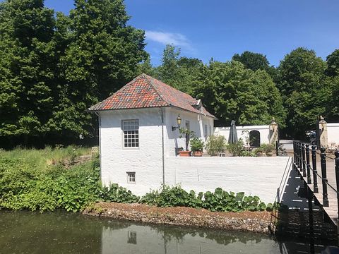 Uniek slapen op binnenplaats van een kasteel - 5