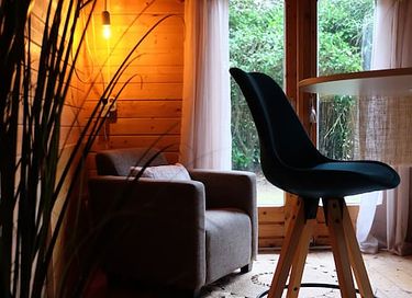 Maison dans la forêt en bois avec jardin spacieux - 10